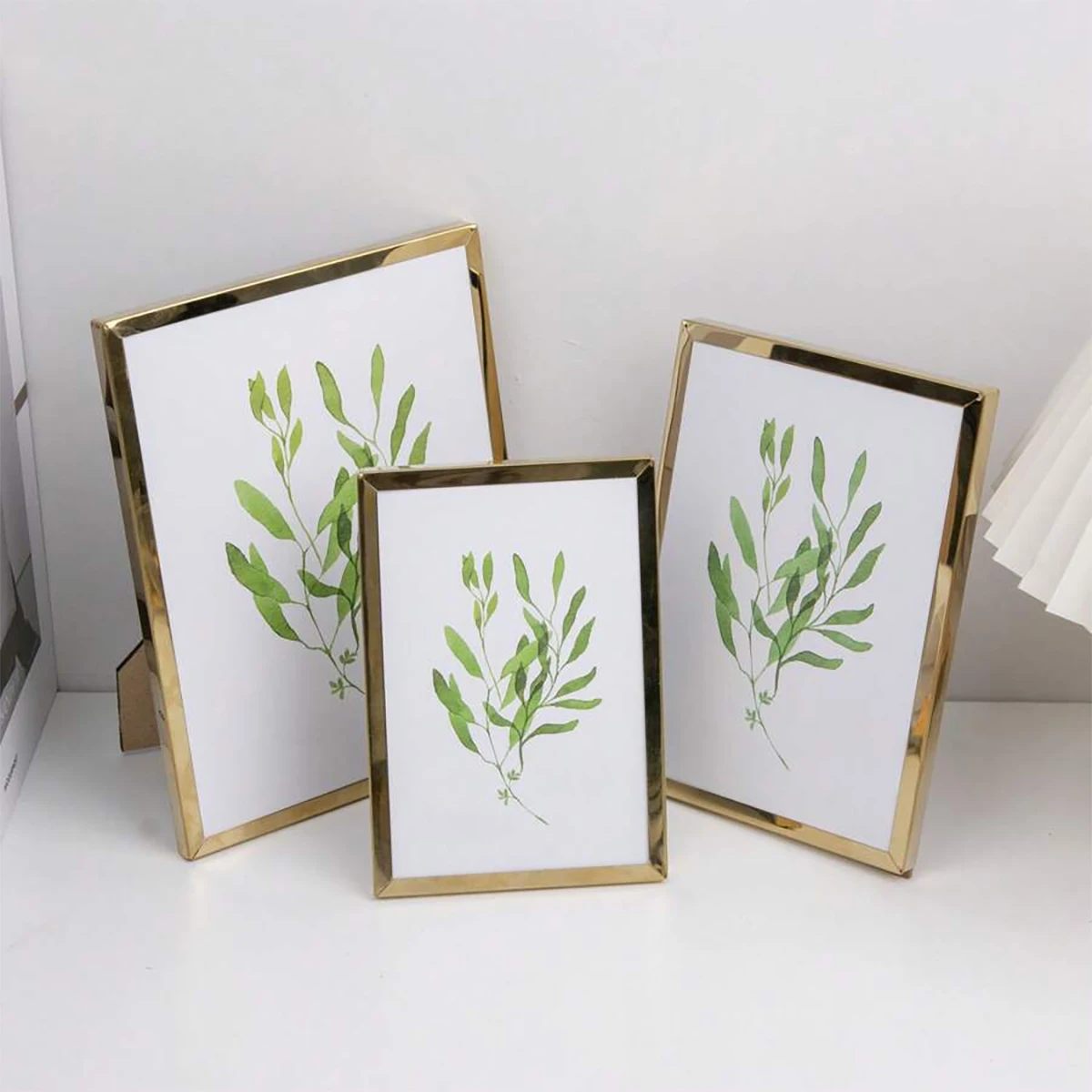 Stainless steel photo frame, vertical rectangular photo frame, can be used to display personal, family, or commemorative photos, while enhancing the decorative effect, suitable for various occasions, holiday gifts, desktop home decoration