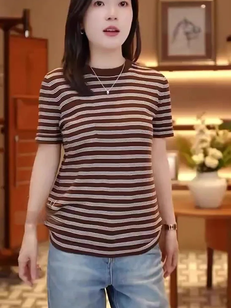 Comfortable round Ne Striped Color Blo ort Sve T-irt Korean Sle Base irt Faionable Summer Design Sense