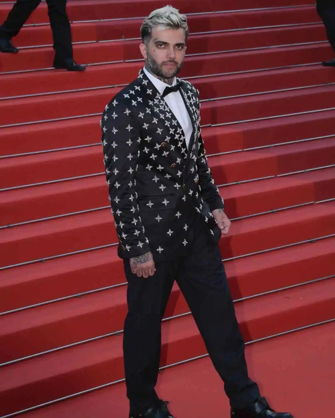 

Свадебные смокинги и костюмы с бриллиантовыми бусинами для мужчин, пиджак с острым воротником, брюки, 2 предмета, на заказ