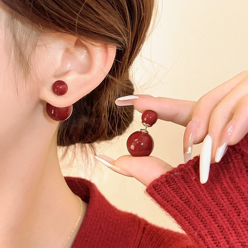 Boucles d'oreilles à clous en perles de taille double face, boucles d'oreilles rouges du Nouvel An, sens populaire haut de gamme, adaptées au nouveau chinois, 2024