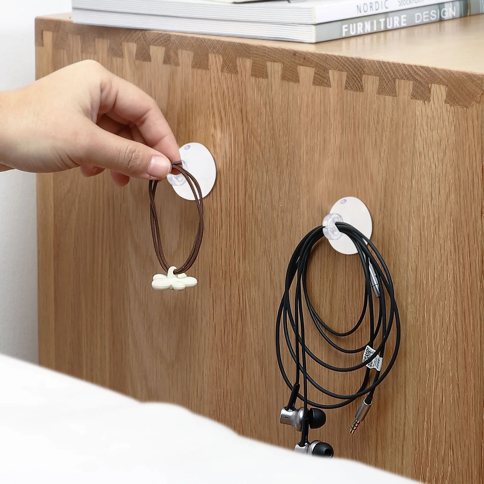 

200Pcs Sucker Hooks Outdoor String Light Clips Hanging Wall Clips Christmas Light Hangers Hooks for Outdoor String Lights