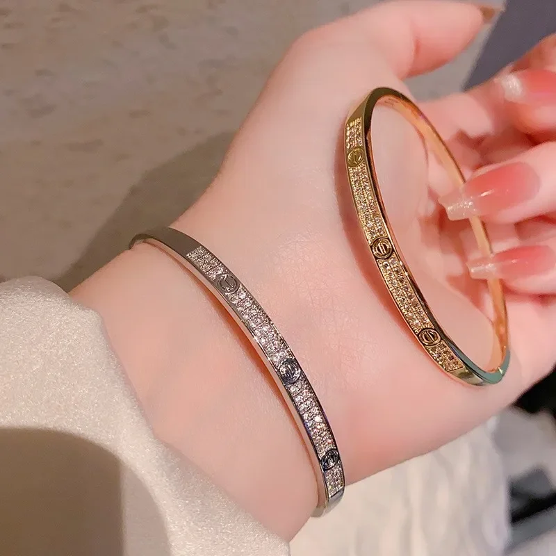 

Light luxury style starry sky bracelet, fashionable and versatile, diamond-encrusted, 18K gold-plated for women's wear