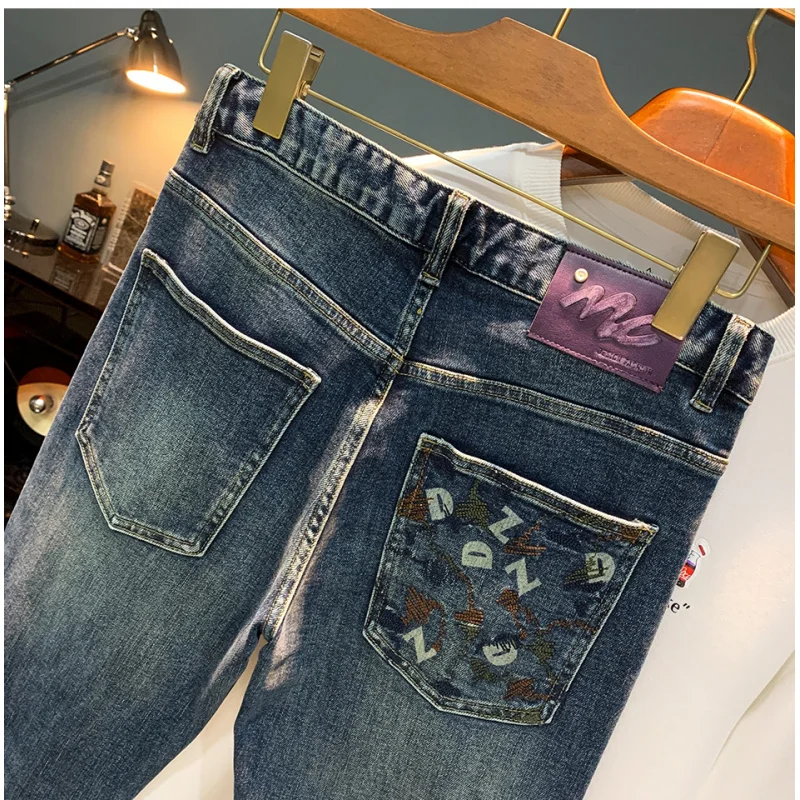 

Осенние джинсы 2025 года, трендовые универсальные брюки с вышитым принтом, маленькие прямые трубки, повседневные высококачественные легкие роскошные мужские брюки Comfo