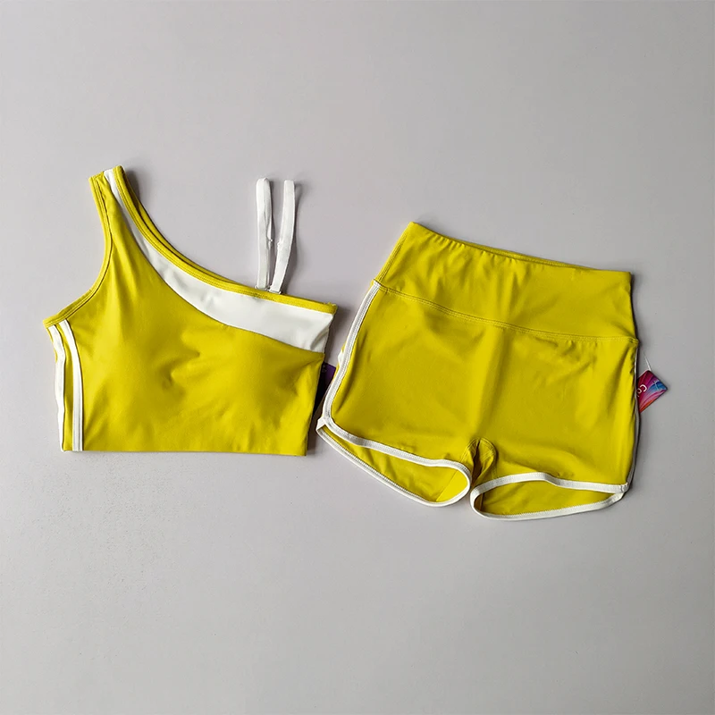 كوب ثابت من قطعة واحدة وأشرطة كتف مزدوجة واحدة للتبديل حمالة صدر رياضية عالية المقاومة للصدمات والجري والتدريب واللياقة البدنية مجموعة شورت