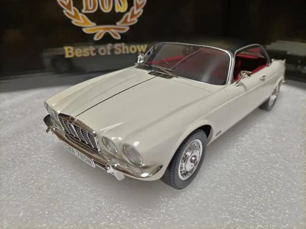 

BOS 1:18 XJ 4.2C 1974 White Vintage Car Simulation Limited Edition Resin Metal Static Car Model Toy Gift