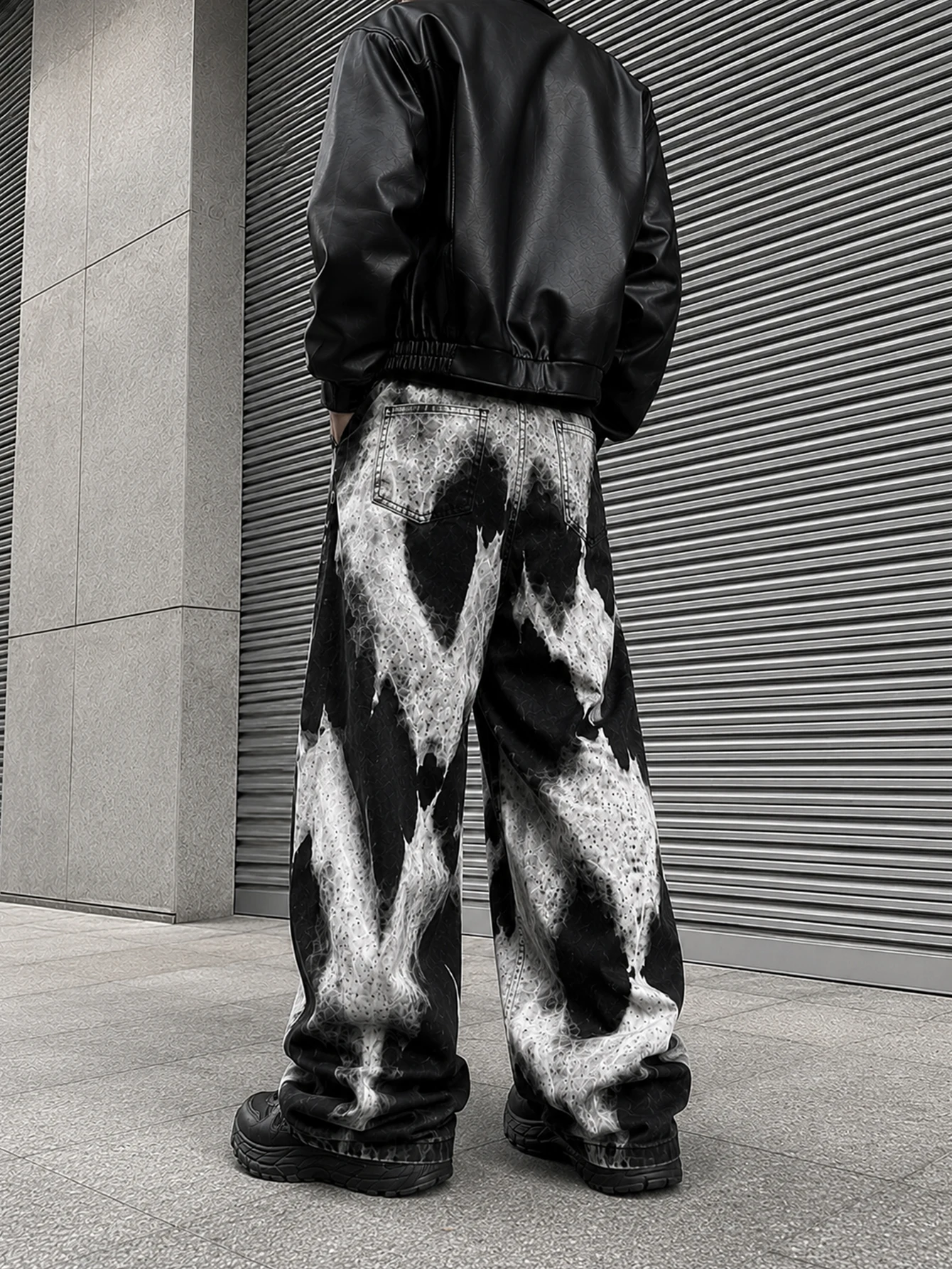 Herrenhose in Schwarz-Weiß mit abstraktem Print, locker geschnitten, lässige Hose mit weitem Bein, Streetwear-Hose, Y2K Hip-Hop-Mode – Detail 4
