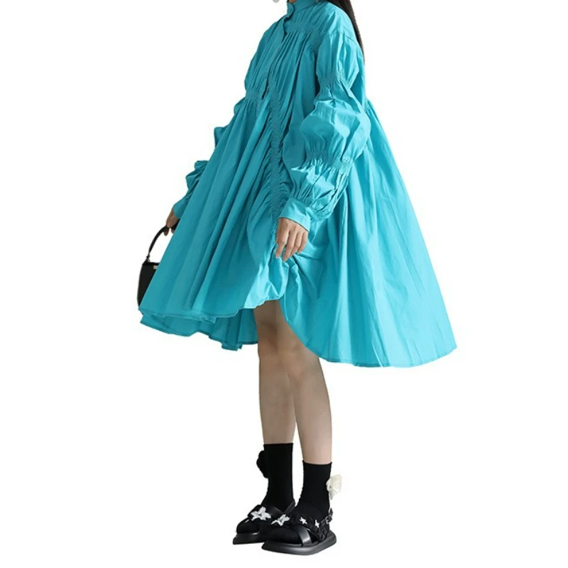 Modna sukienka koszulowa w stylu trendsetterów, luźna, z nieregularnymi plisowanymi bufiastymi rękawami i szerokim dołem.