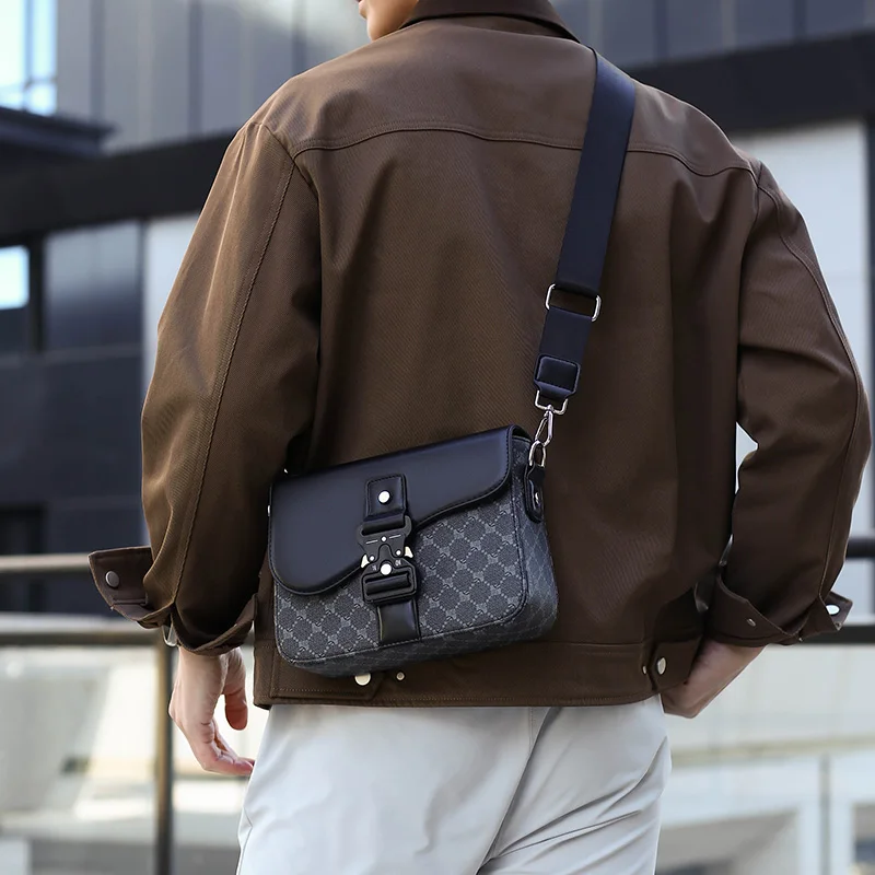 

Модная квадратная сумка-мессенджер для мужчин, маленькая сумка через плечо, подходит для повседневной носки и деловых поездок.