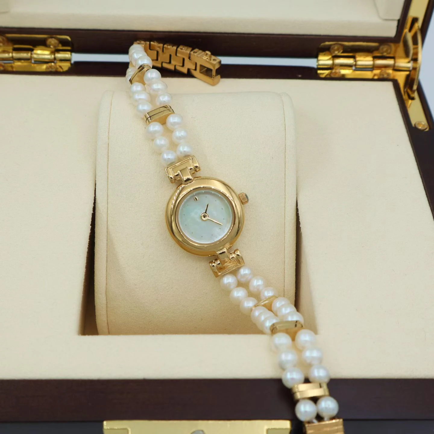 women-reloj-mujer-for-girls-quartz-watch-gold-white-pearl-bead-bracelet-chain-copper-orologio-ladies-wristwatch-shell-dial-clock