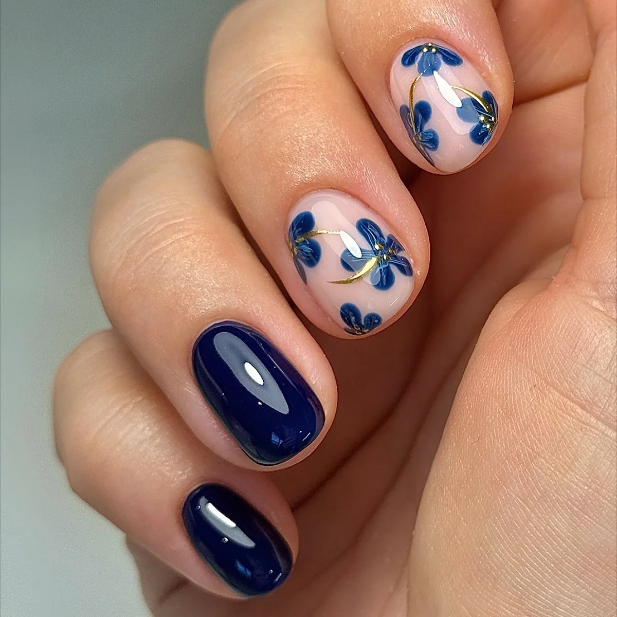 

24Pcs Simple Blue Flower Design Press on Nails Detachable Artificial Fake Nail Art Short Square Head Full Cover False Nails Tips