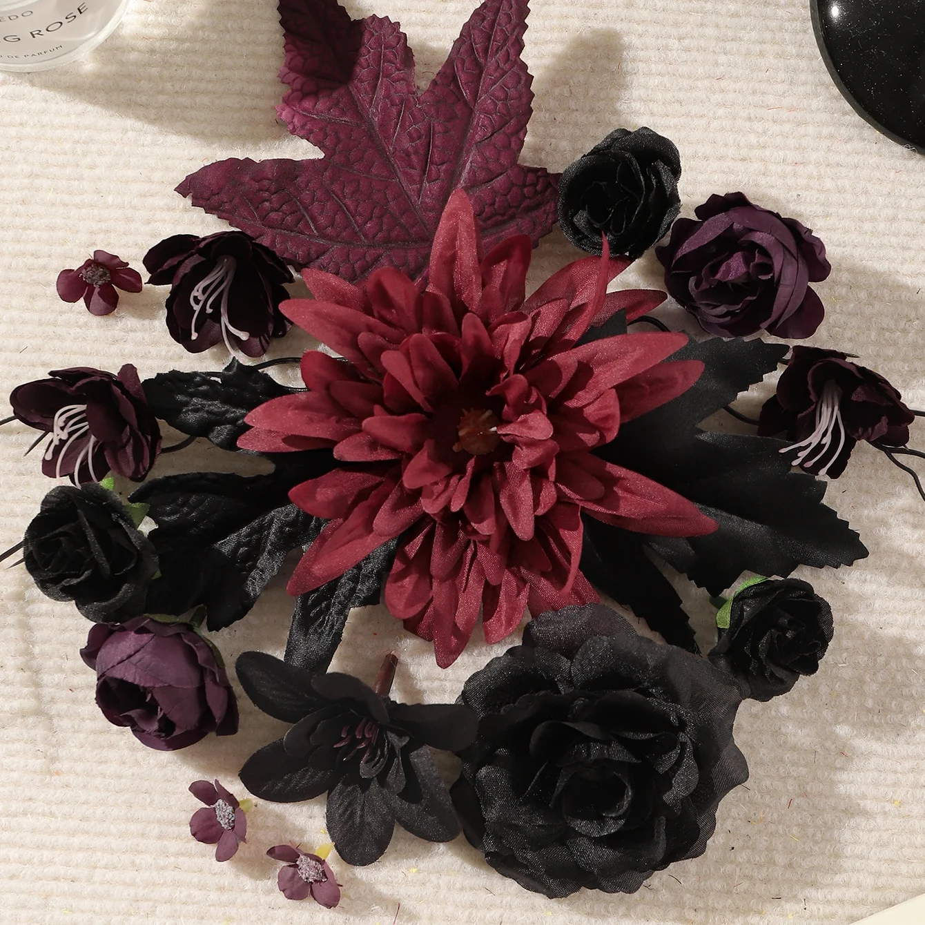 20/25/50 Stück Burgunderrote und Schwarze Künstliche Blumenköpfe aus Seide für Halloween-Dekoration, Dunkle DIY-Kränze, Girlanden und Bastelzubehör – Detail 7