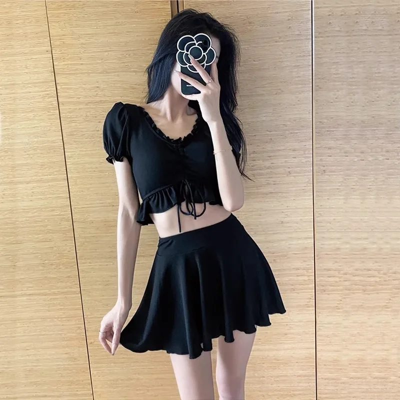 

Женский комплект для плавания: топ с рюшами, V-образным вырезом, завязками и пышными рукавами, а также юбка-клеш с высокой талией. Сексуальный купальник.