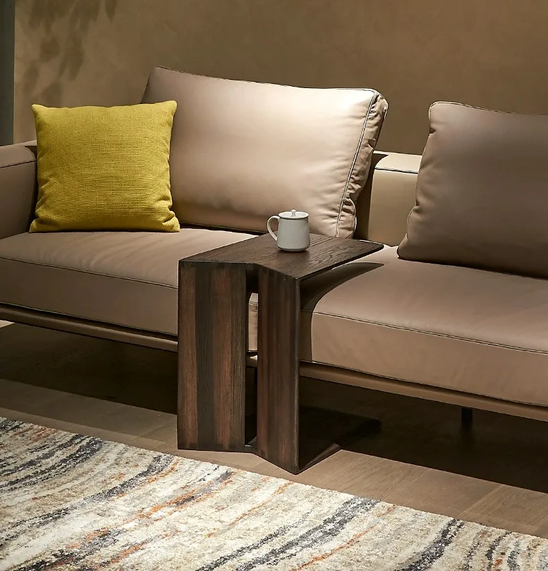 طاولة مربعة صغيرة من الخشب الصلب، زاوية أريكة، غرفة معيشة بسيطة وحديثة، شقة منزلية صغيرة