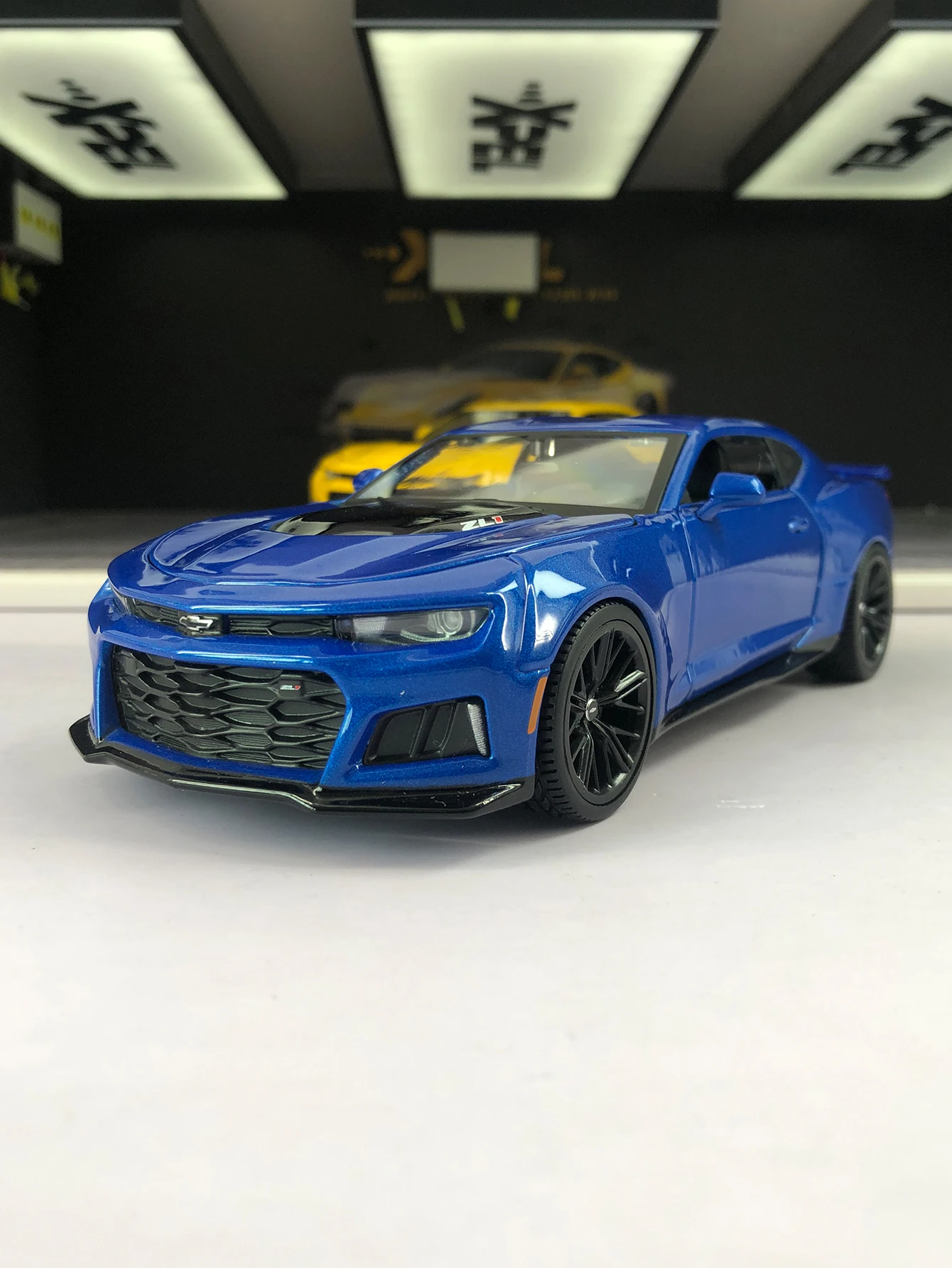 

Модель автомобиля Maisto 1:24 из цинкового сплава, имитация Chevrolet Camaro ZL1 2017 года, статическая модель, металлический коллекционный подарок.