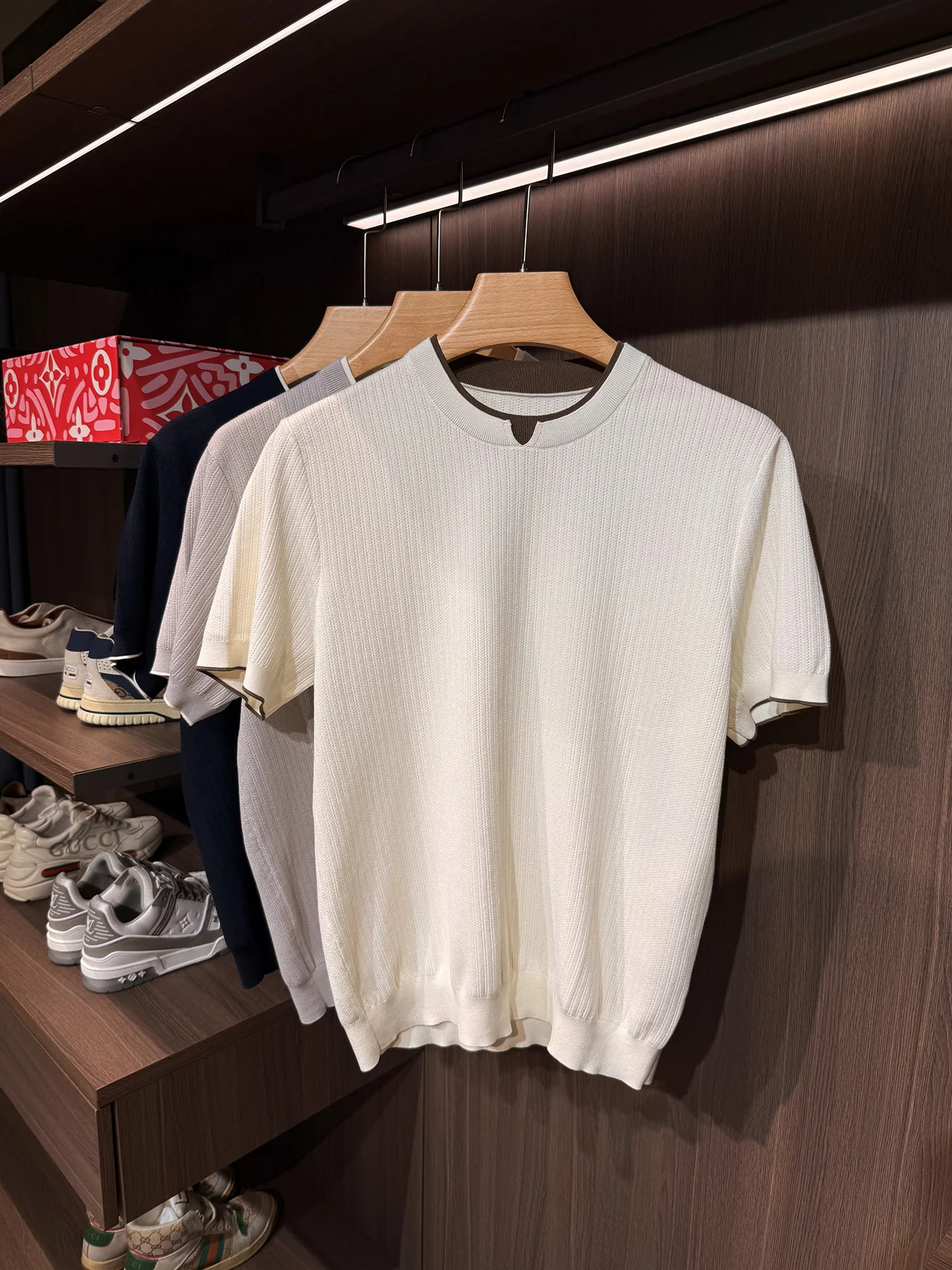 

Легкая, прохладная, дышащая и комфортная мужская футболка из шелковистого хлопка с круглым вырезом и коротким рукавом