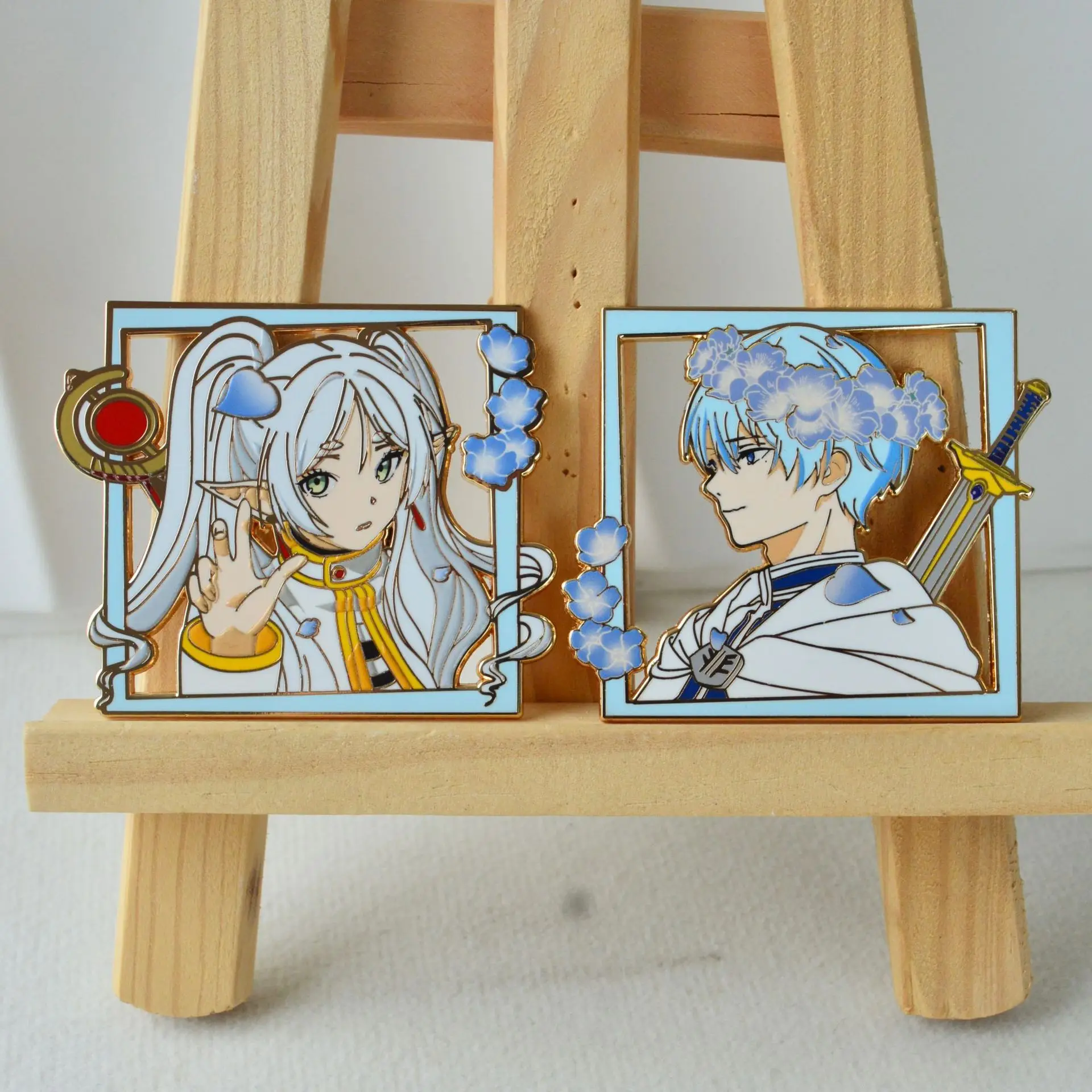 Frieren: Beyond Journey's End Quicksand Pins Himmel Metall-Abzeichen Anhänger Anime-Broschen für Taschen Rucksäcke Kleidung Revers Cosplay
