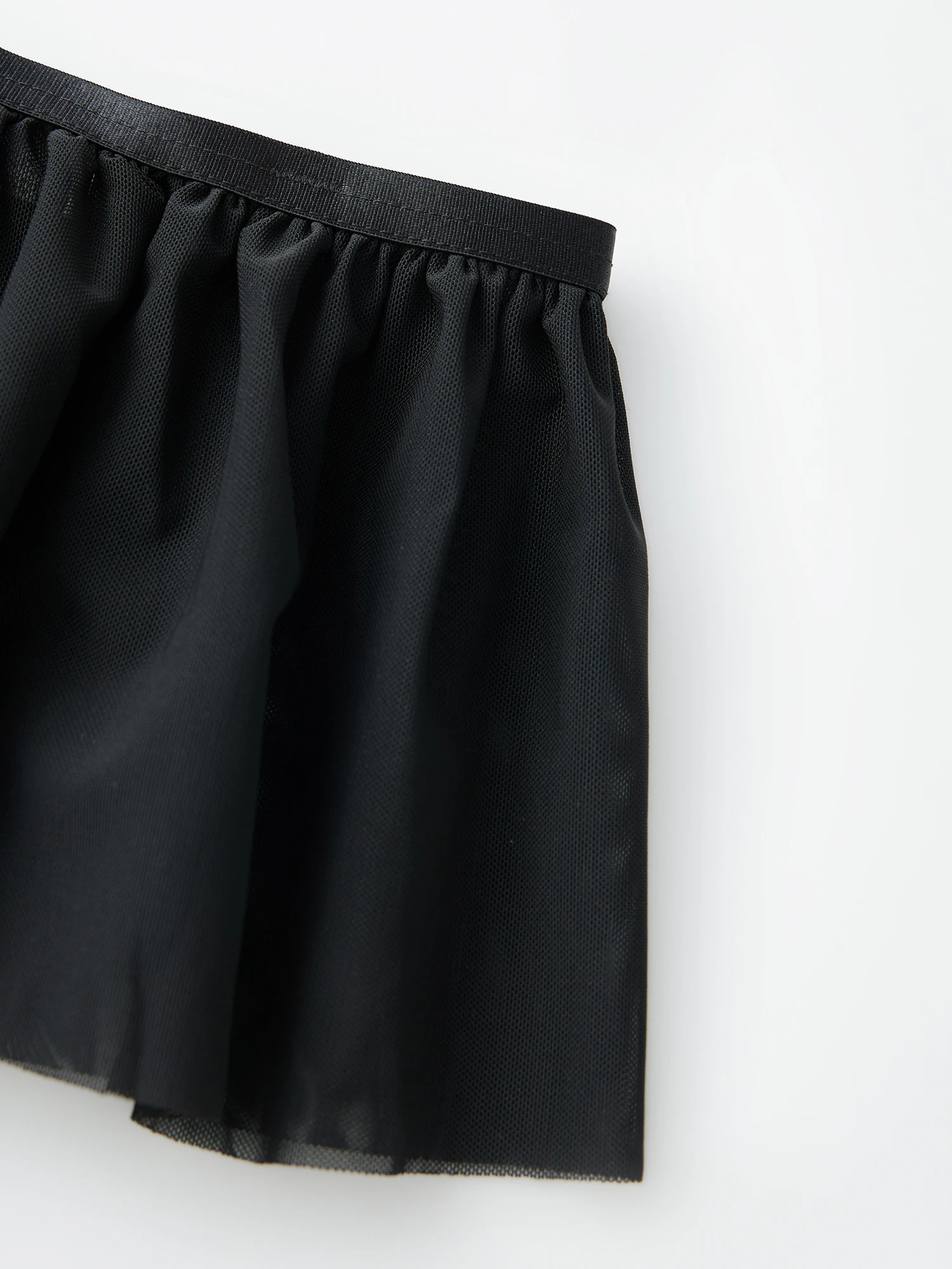 Conjunto de lencería sexy de encaje con liguero y medias altas hasta el muslo para un juego de rol seductor en el dormitorio y una noche de cita