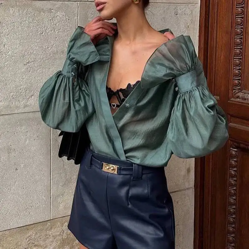 Camicette da donna da ufficio a maniche lunghe svasate primavera autunno nuova moda colletto rovesciato camicia sottile con bottoni top da donna larghi solidi casual