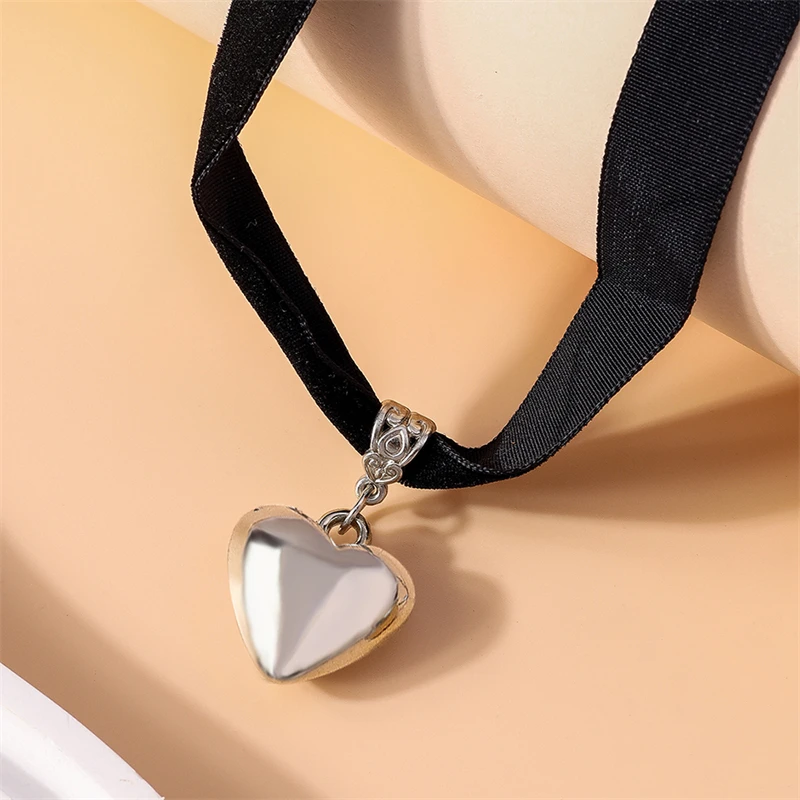 Fashion Sexy Black Velvet Choker Necklace for Women Big Love Heart Pendant Necklace Girls Party Festival Jewelry Gifts