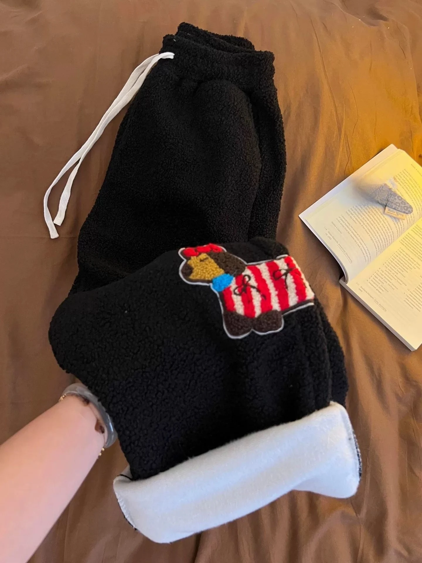 سراويل واسعة الساق للخريف والشتاء للنساء مصنوعة من لحم الضأن، تتميز بدفء قوي، مقاس فضفاض، نزهات غير رسمية مطرزة بحروف