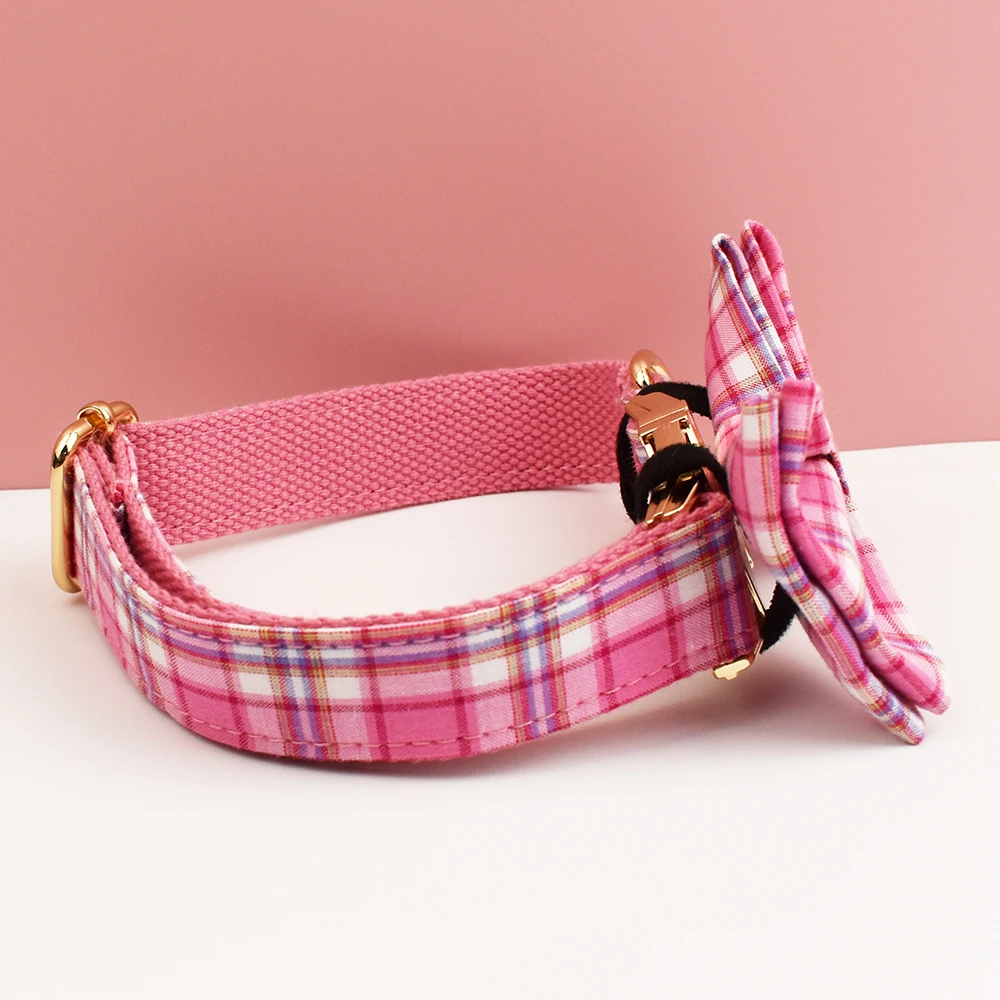 Rosafarbenes kariertes Hundehalsband und Hundegeschirr mit Leine im Set mit individuell graviertem Namensschild, personalisierte Haustierbedarfsartikel für Hunde – Detail 4