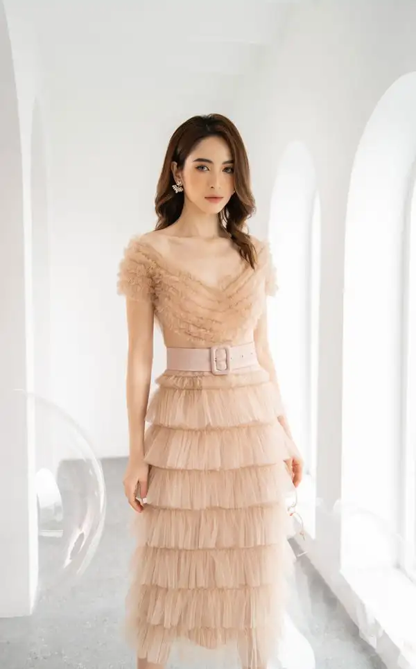 

Индивидуальные современные стильные тюлевые многоярусные плиссированные пояса трапециевидной формы с v-образным вырезом миди платья на заказ простые сексуальные размеры в наличии