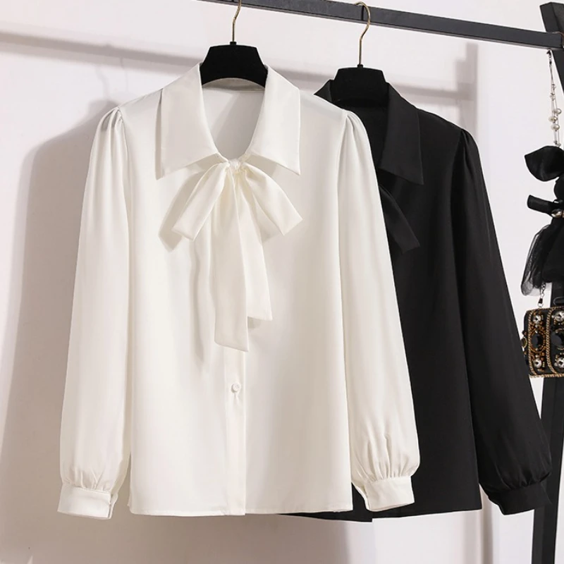 เสื้อผู้หญิงแฟชั่นสีขาวสไตล์ลำลองสำหรับเดินทางไปทำงาน ปี 2025 ไซส์ใหญ่ แขนทรงโคม แต่งโบว์ผีเสื้อ เสื้อผ้าผู้หญิง