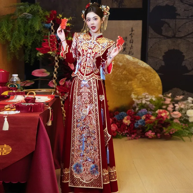 

A new Chinese-style wedding dress with stylish stand-up collar and arm-covering long velvet toasting