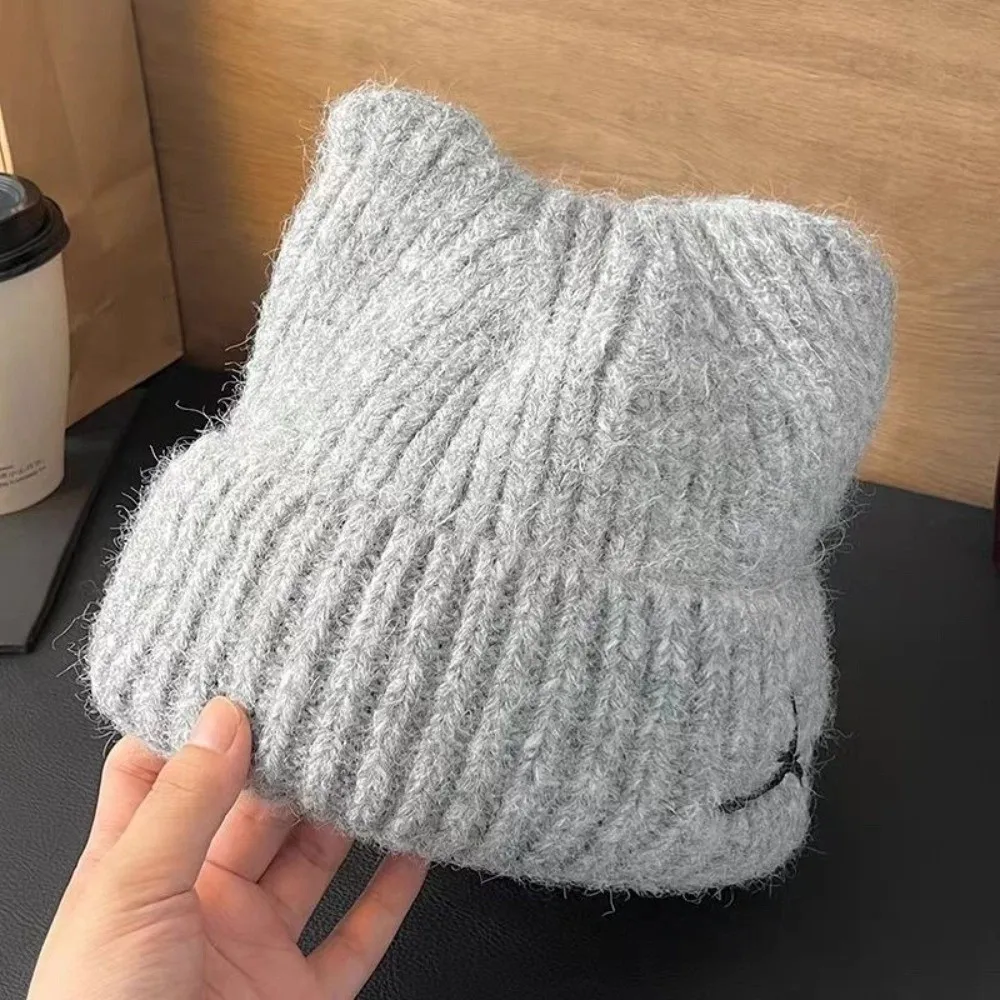 Einfache, einfarbige Mütze mit Katzenohren, winddicht, wärmend, aus gestrickter Wolle, verdickte, vielseitig kombinierbare Strickmütze für Mädchen. – Detail 10
