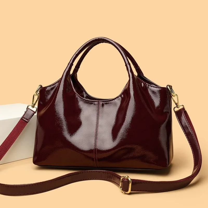 

Stylish Ladies Messenger Bag Made Of Line-Printed Leather Boasting Paris Casual Vintage Spacious Soft Neat Daily Look​