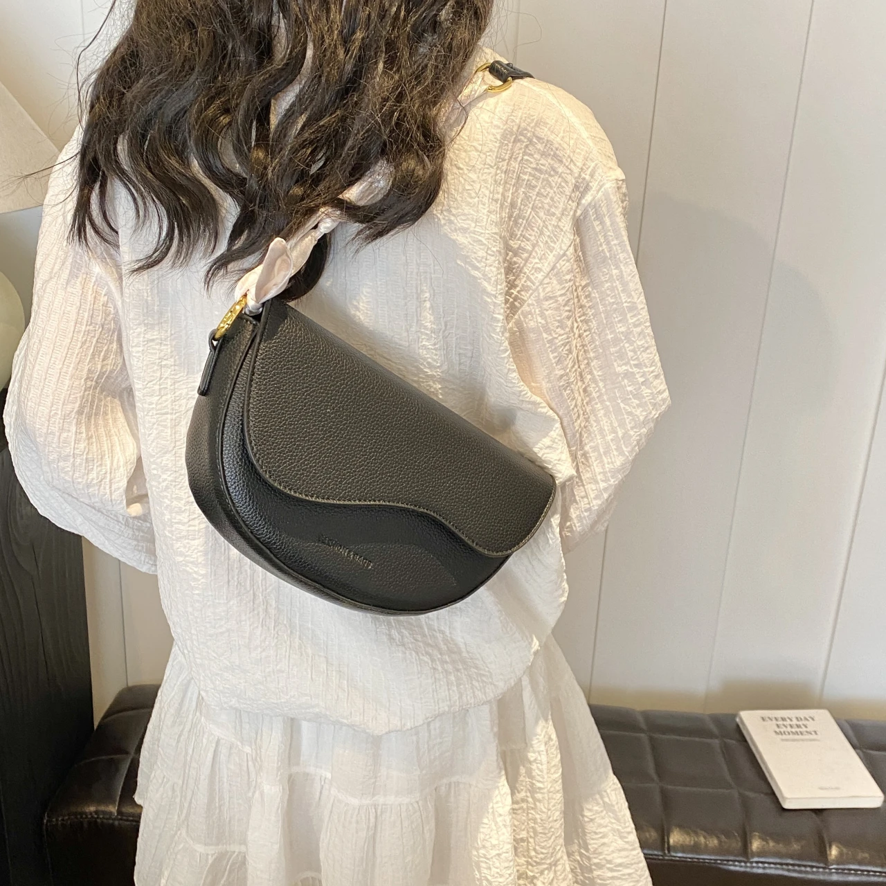 Bolsa crossbody sela pequena para mulheres, design semicírculo, bolsa de axila de couro PU, bolsa prateada, tendência