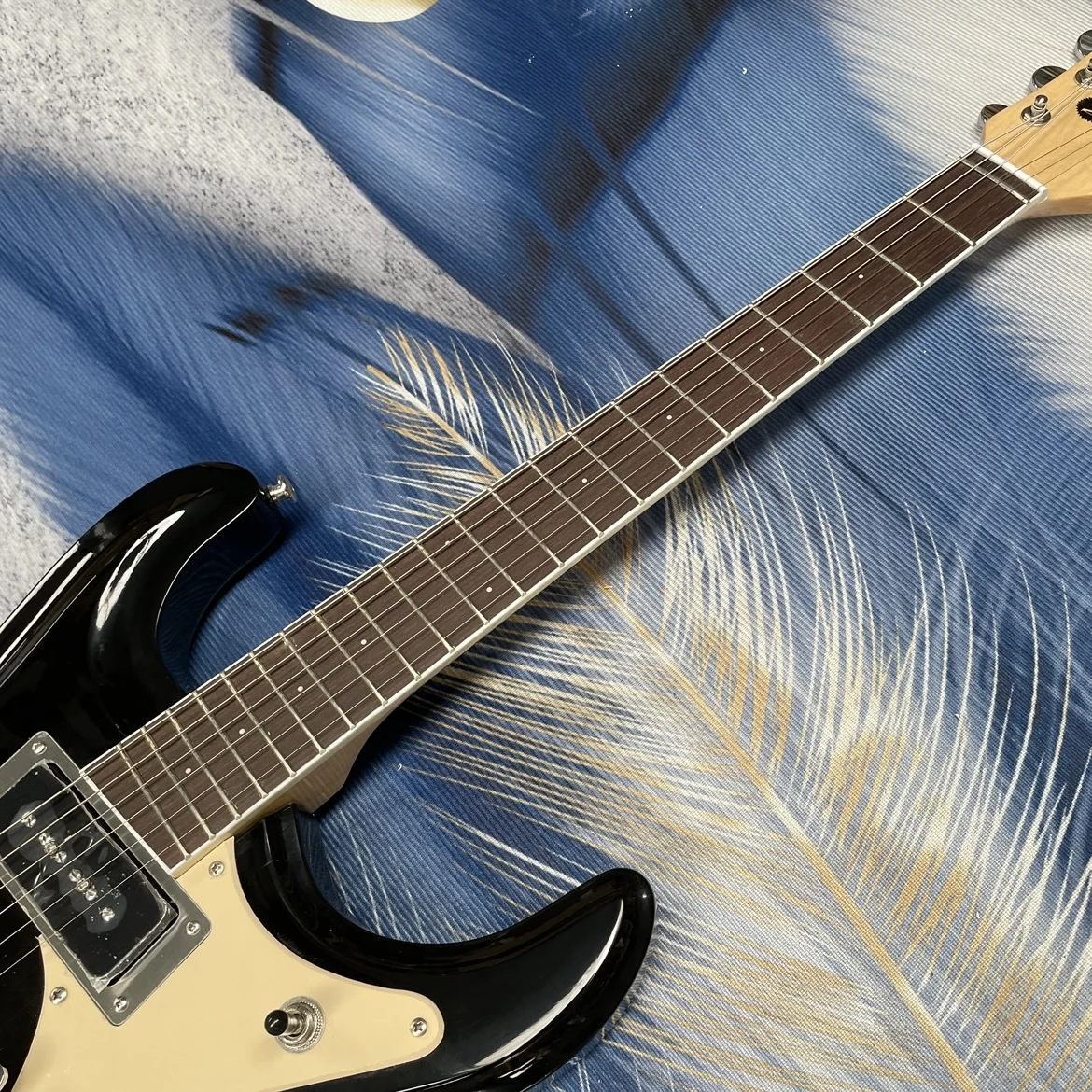 Parlak siyah elektro gitar, vi - Electric Guitar Beginner incelemesi ve fiyatı