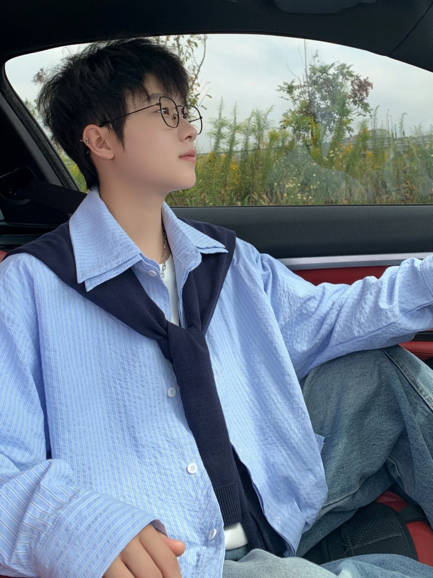 

Свободный крой, синяя полосатая рубашка с длинным рукавом, весенне-осенняя, повседневная, удобная, в стиле lazy fashion, с дизайнерским акцентом на плечах, топ