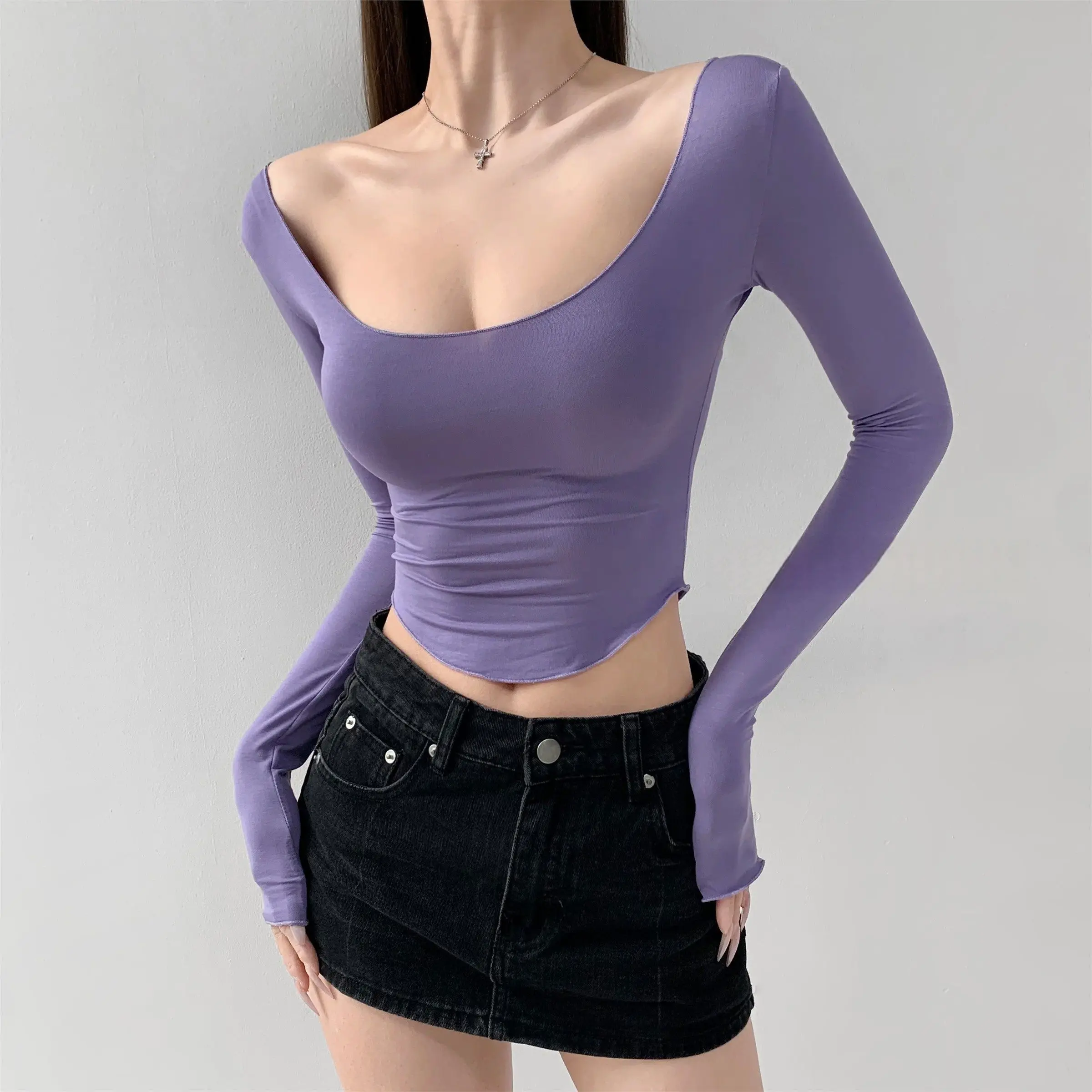 قميص نسائي بأكمام طويلة ضيق قصير بياقة على شكل حرف U كبيرة بلون واحد متعدد الاستخدامات للارتداء الداخلي أنيق وعصري