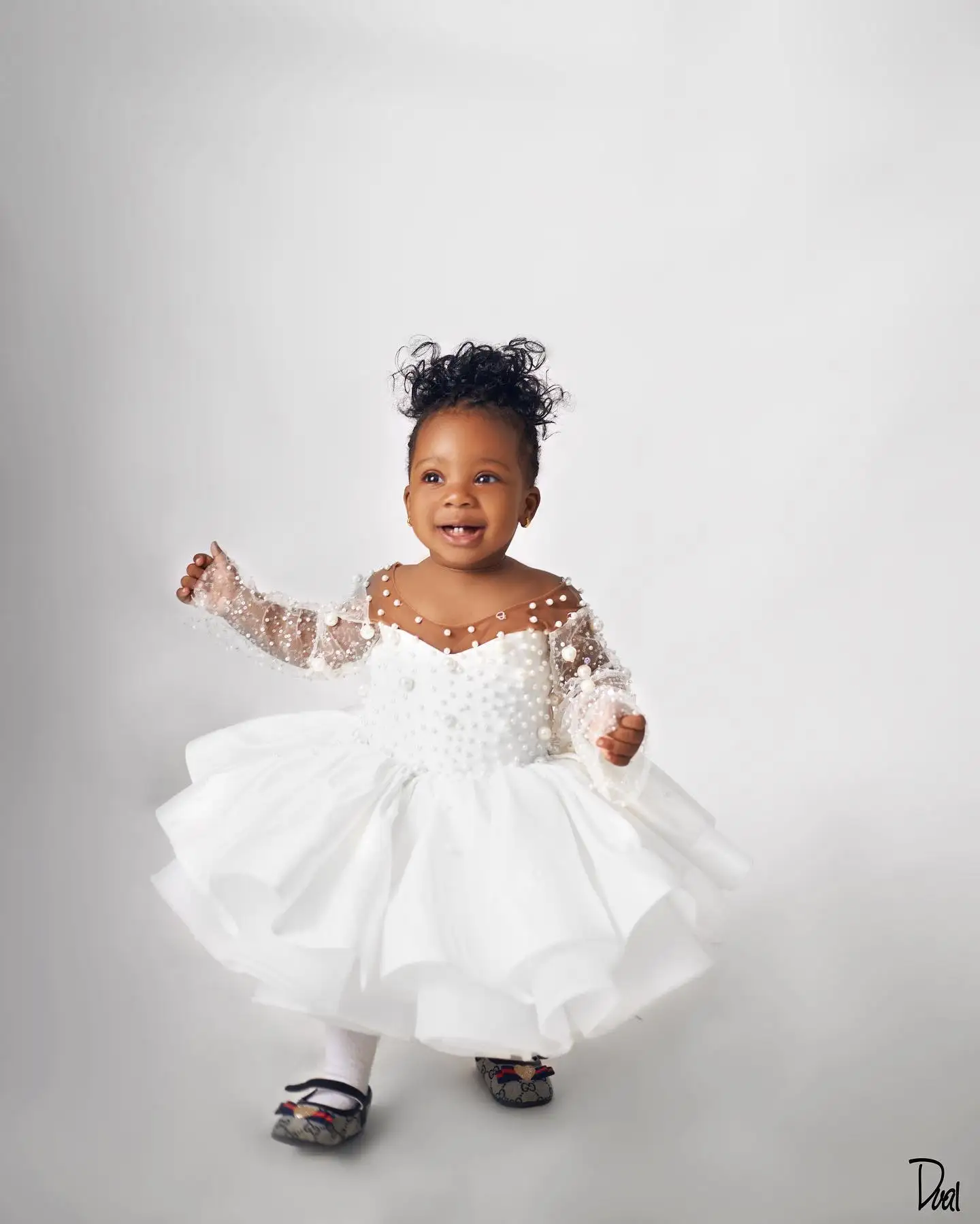 Robes de demoiselle d'honneur blanches pour mariage, longueur au genou, perles en tulle, moelleux, col en V, anniversaire d'enfants, première communion de bébé, quoi que ce soit