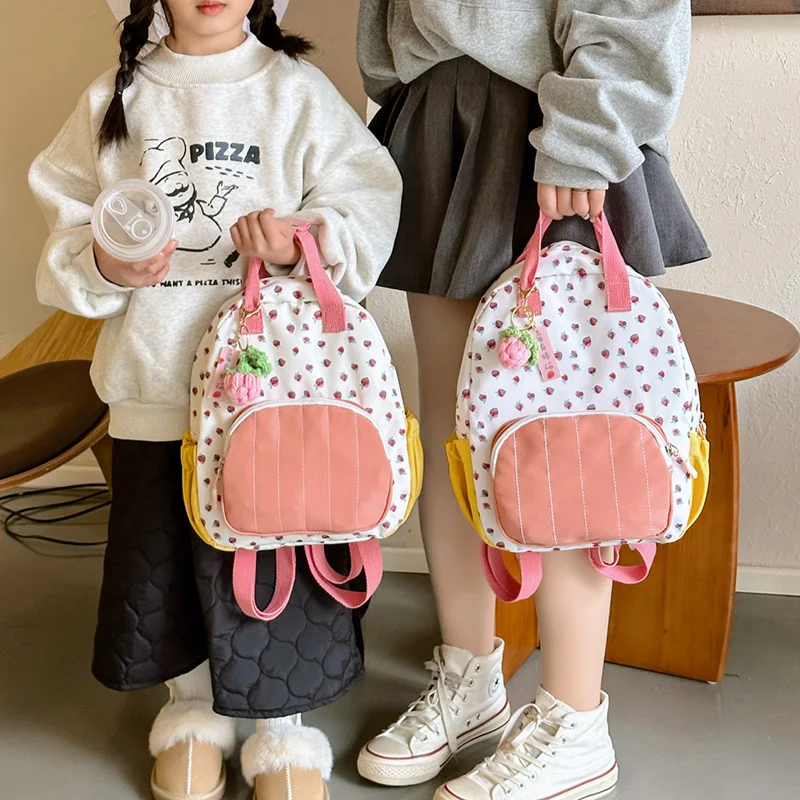 Mochila impermeable con patrón de fresa para niños, bolso impermeable de nailon para madre e hijo, mochilas para niñas de jardín de infantes