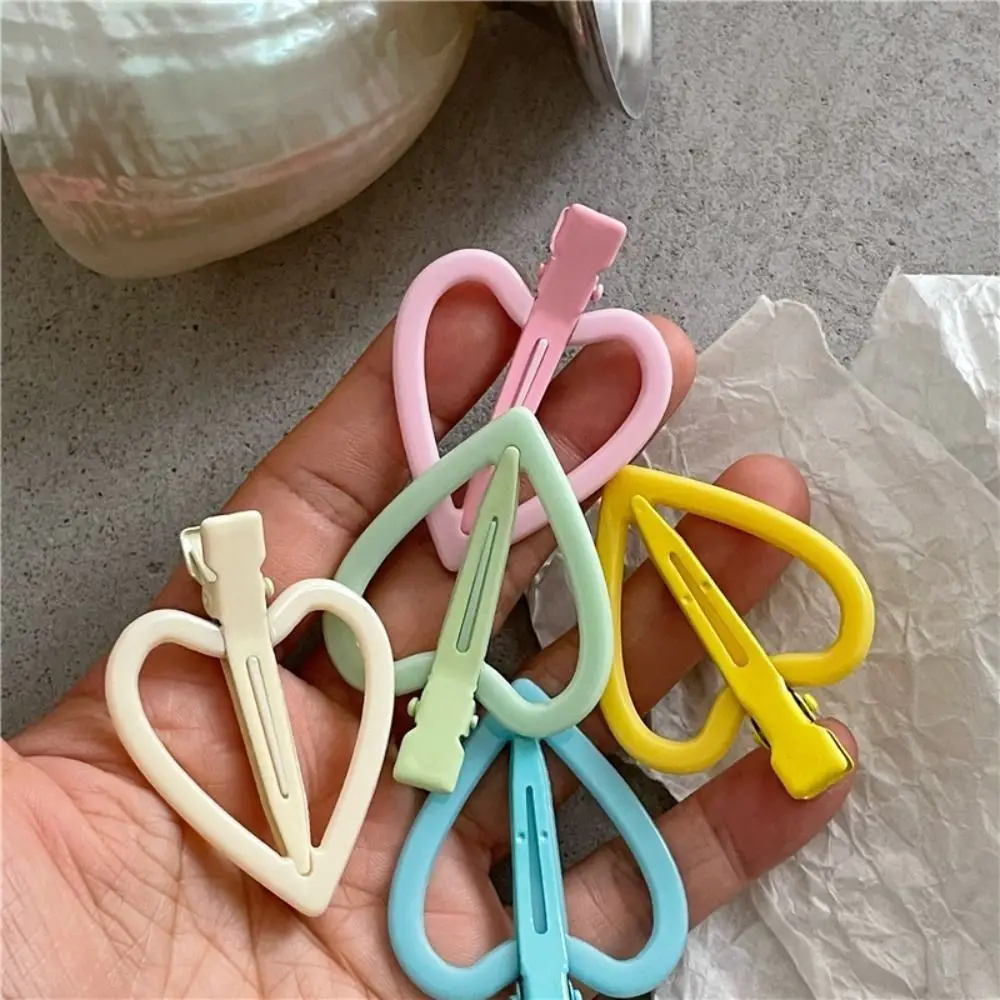 

Hollow Heart Girls Hairpins Fashion Candy Color Senior Sense Bangs Side Clips Hair Accessories Mori System Duckbill Clip Travel