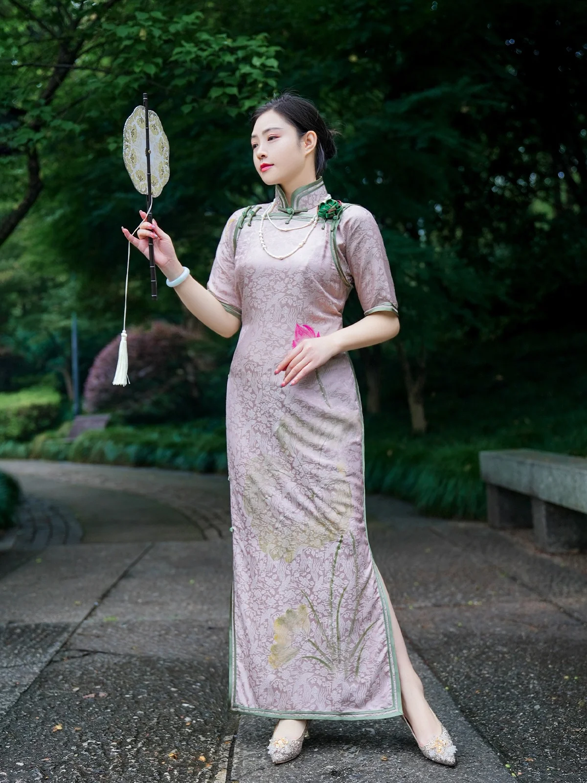 

Шёлковое платье-ципао ручной работы с воротником-стойкой и золотым лотосом, с нефритовыми пуговицами, традиционный китайский костюм для женщин