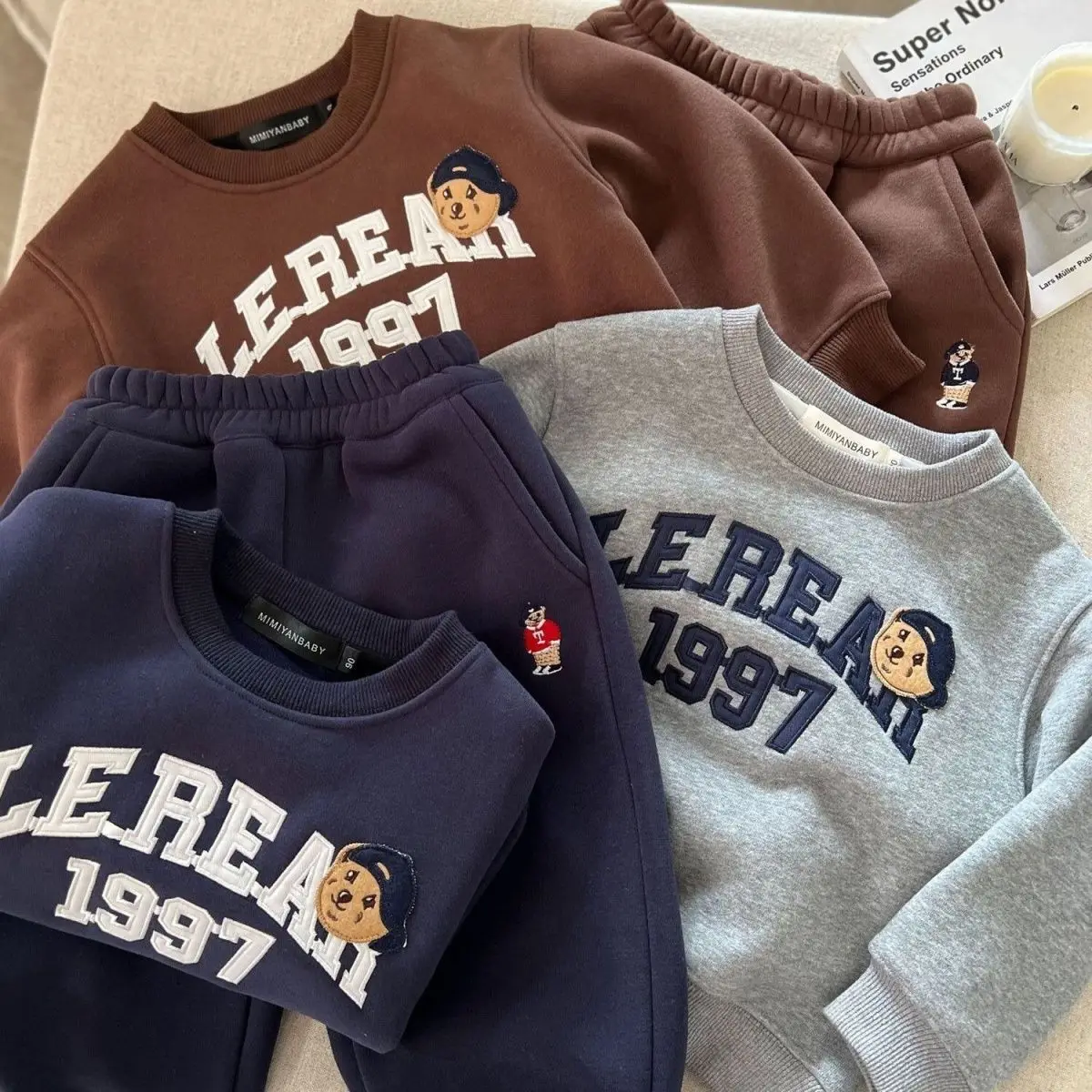 2026 Neuer Koreanischer Fleece-Trainingsanzug, Winter Verdickter Buchstaben-Pullover & Bären-Jogginghose 2-teiliges Set für Jungen und Mädchen – Detail 4