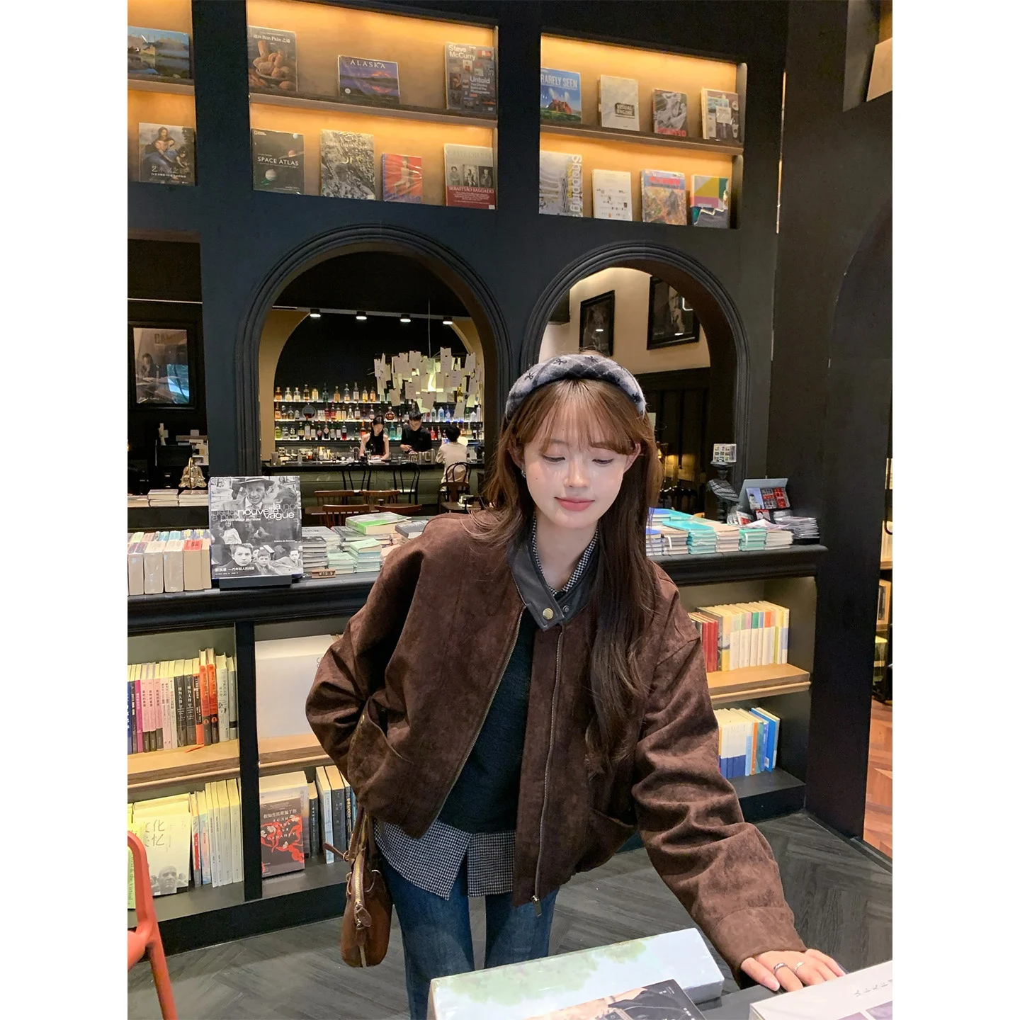 

Корейское замшевое пальто в стиле ретро, женское осеннее пальто 2024, новинка высокого класса, универсальный утягивающий топ небольшого размера, теплый воротник-стойка на молнии