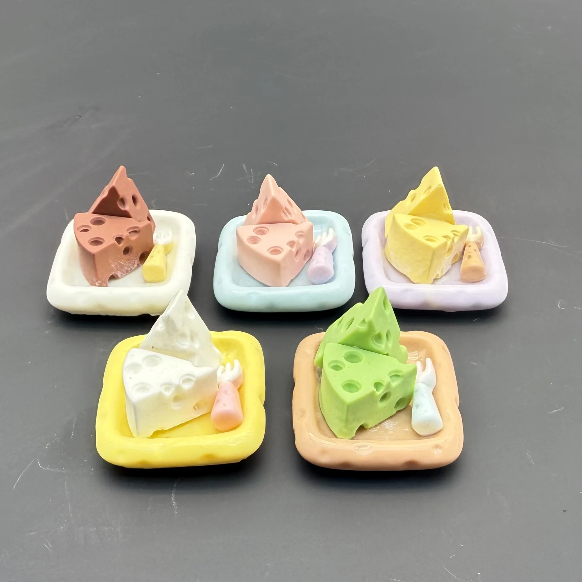 Lindo imán de refrigerador de plato de queso de simulación puede decorar el refrigerador o se utiliza como accesorio para construir microescenas