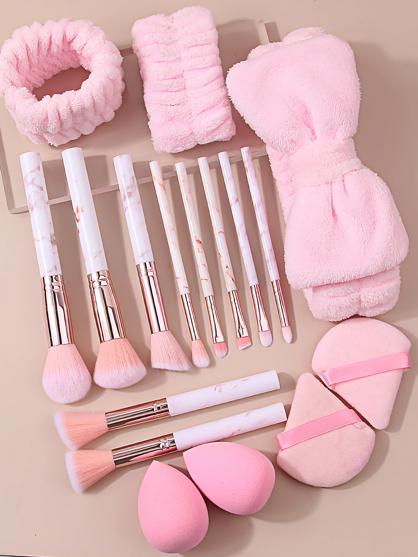 17個入りピンクメイクブラシセット、多機能フェイシャルブラシ+ソフトヘアバンドリストストラップ+細かいスポンジエッグ三角パウダーパフ