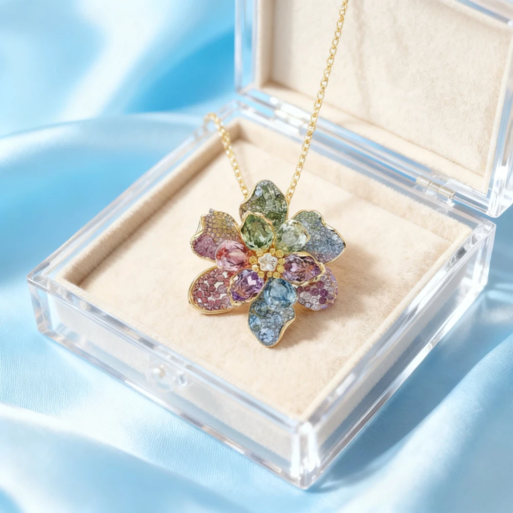 

Модные украшения Великолепное колье с блестящими золотыми цветами и кристаллами радужного цвета.