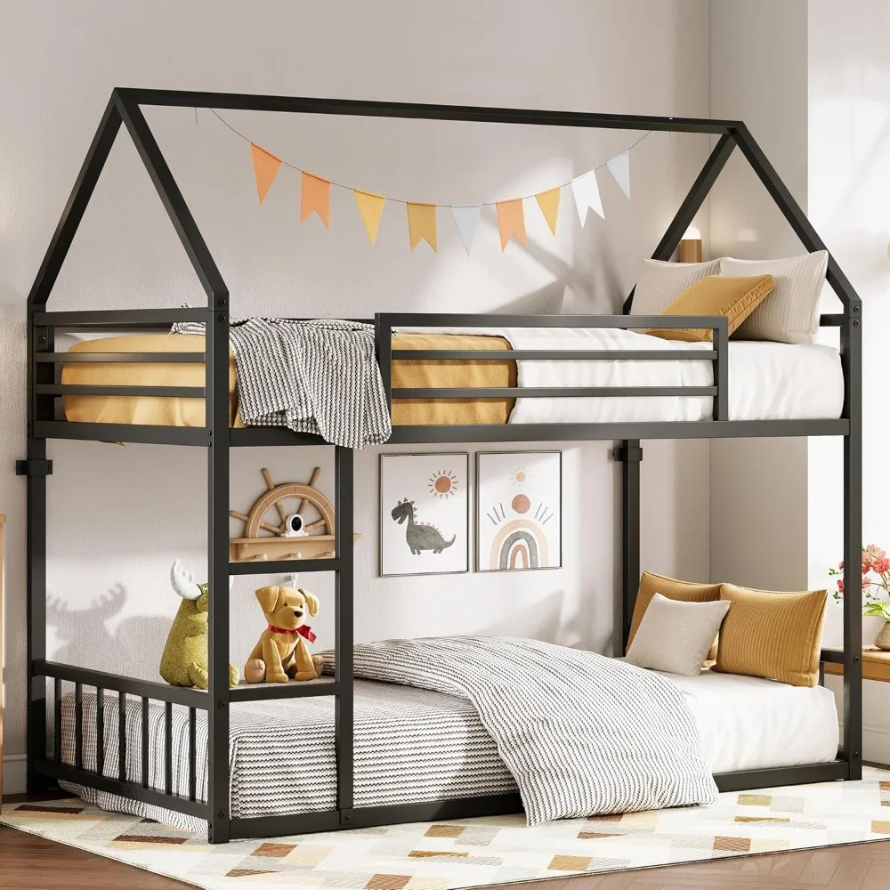 سرير بطابقين Twin XL Over Twin XL، إطار سرير معدني بطابقين مع سلم ودرابزين، على شكل منزل مع شرائح معدنية للمهاجع