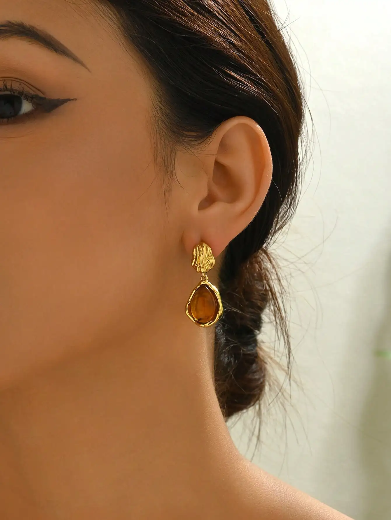1 pair of stainless steel 18K gold-plated textured embossed water drop pendant earrings. They have a vintage and rich atmosphere, suitable for pairing with trench coats, dresses, and gowns, exuding an elegant and luxurious charm