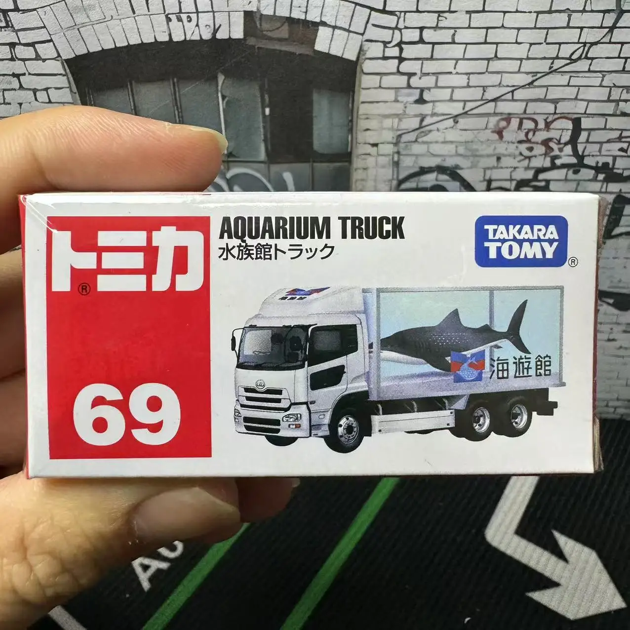 

Takara Tomy Tomica #069 Nissan Diesel Quon Aquarium Truck Alloy Car Vehicle Diecast Metal Mode Collection Display Boy Toy Gift