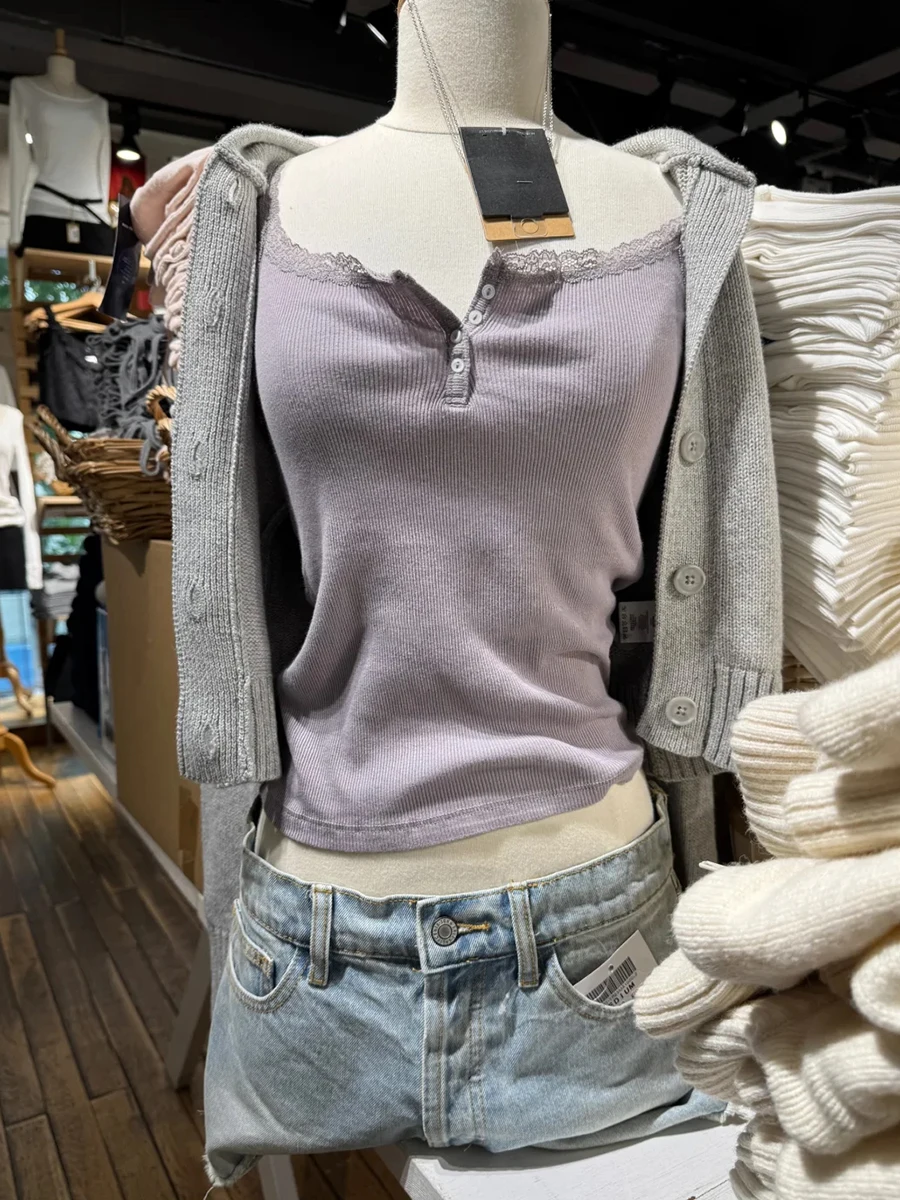 

Фиолетовые топы на бретелях в рубчик с кружевной отделкой, женские летние новые хлопковые майки без рукавов с четырьмя пуговицами, милый базовый тонкий укороченный топ для девочек