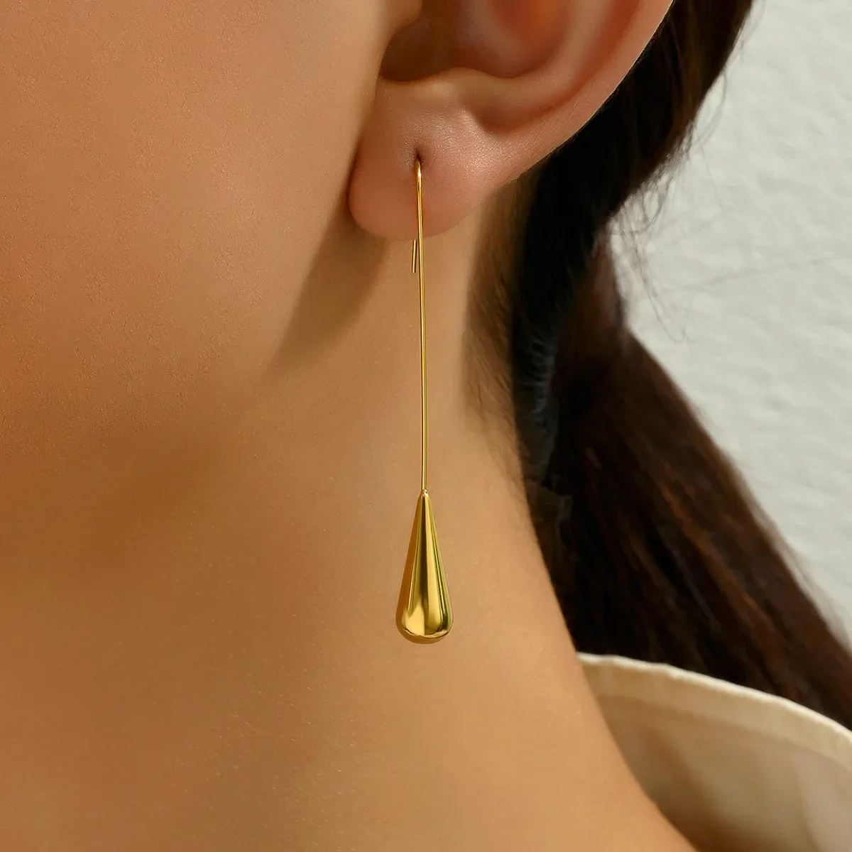 Pendientes largos de acero inoxidable E103 con colgante sólido en forma de gota de agua, oro de 18K, diseño delgado y alargado.