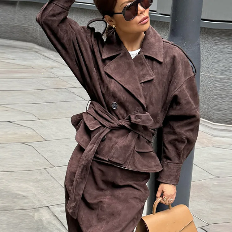 

Осень 2025 г., новое пальто с завязкой на талии, короткое пальто с длинным рукавом, комплект с юбкой, женский темно-коричневый модный элегантный дизайнерский стиль