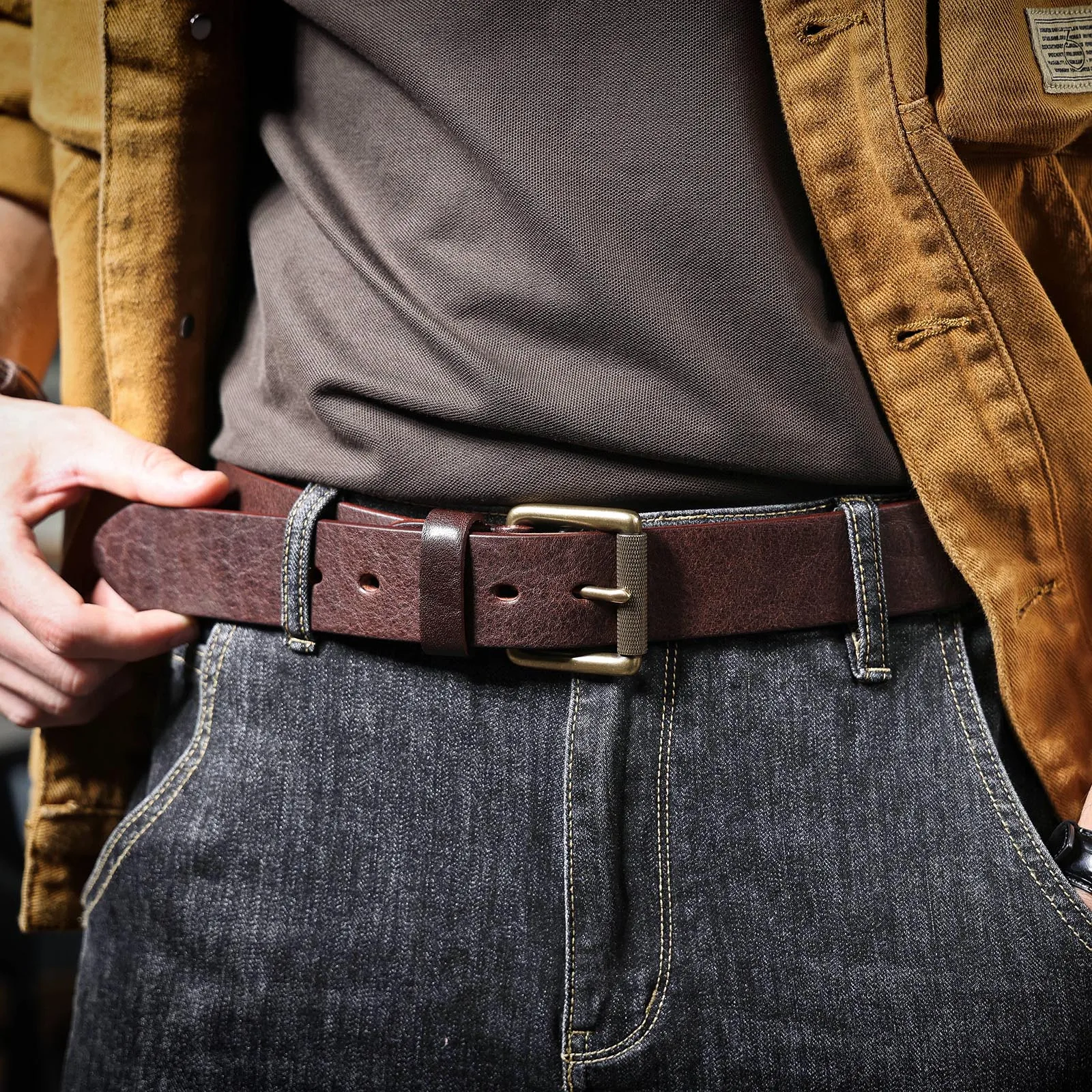 S.WORKER Klassischer Dicker Echtledergürtel für Herren aus Vollnarbigem Rindsleder Vintage Casual Gürtel für Jeans & Formelle Kleidung mit Messingschnalle – Detail 6
